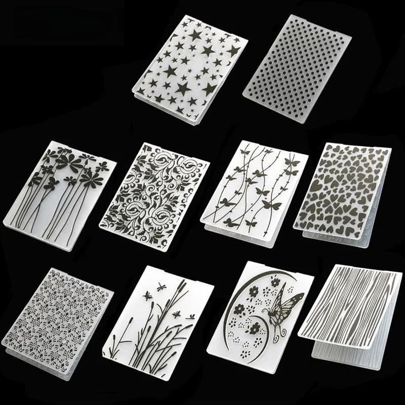 Ensemble de classeurs de gaufrage en plastique translucide présentant des motifs étoiles, pois, feuillages et papillons.