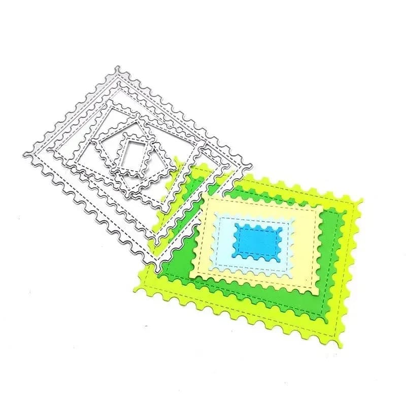 Cinq cadres carrés en métal au bord dentelé sur fond blanc, posés sur cinq découpes de papier emboîtées vert anis, vert, crème et bleu.