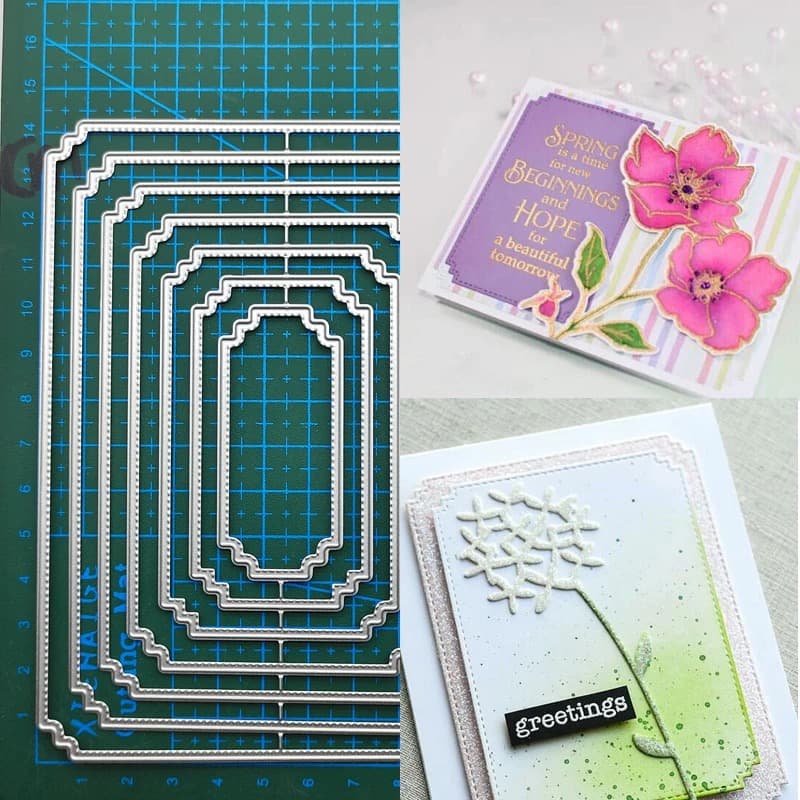 Cadres de découpe emboîtés posés sur un tapis vert, à côté de deux cartes terminées où le cadre entoure un texte et une fleur
