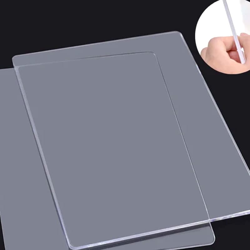 Deux plaques de découpe transparentes d'épaisseurs différentes, présentées superposées sur fond sombre.