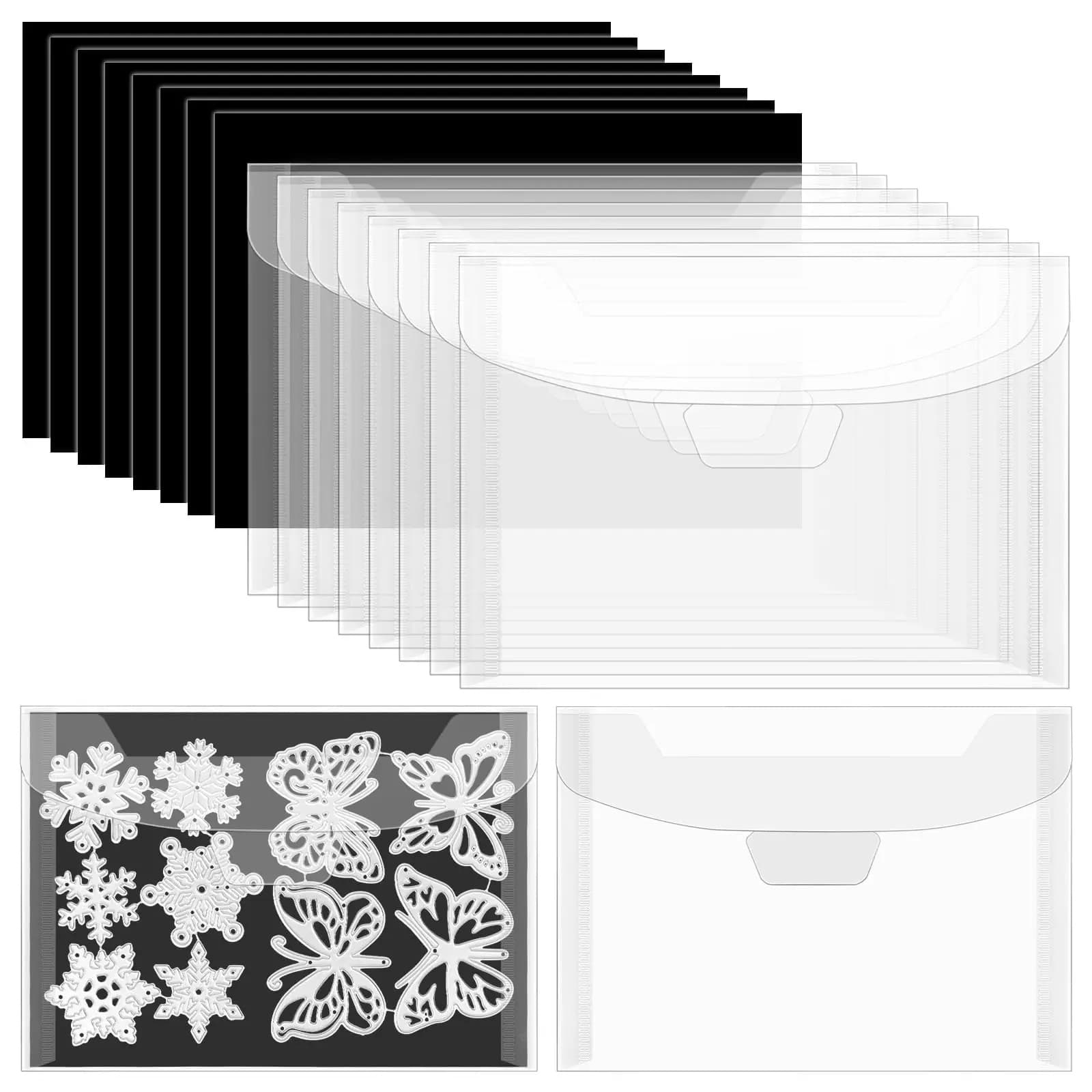 Pile de pochettes transparentes à rabat et de plaques magnétiques noires, avec une pochette ouverte montrant des matrices flocons et papillons posées sur l'aimant.