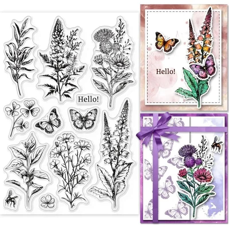 Planche de tampons transparents à motifs botaniques au trait, digitales, chardon, marguerites et papillons, accompagnée de deux cartes où ces motifs sont imprimés puis coloriés.
